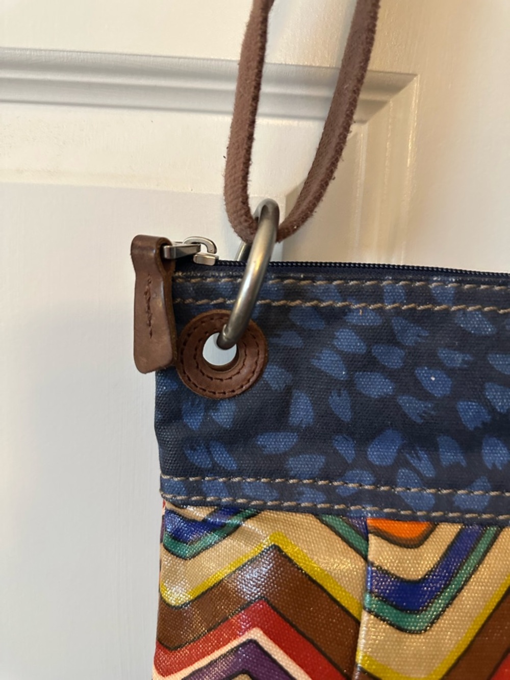EUC Fossil Key-Per Multicolor Chevron Crossbody Bag - Picture 3 of 14